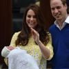 Kate Middleton et le prince William avec leur fille la princesse Charlotte de Cambridge à la sortie de la maternité Lindo le 2 mai 2015