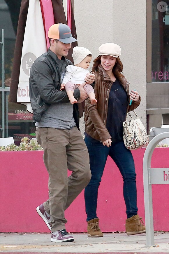 Jennifer Love Hewitt enceinte avec son mari Brian Hallisay et leur fille Autumn, le 13 janvier 2015 