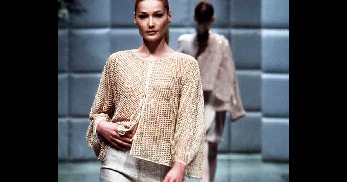 Carla Bruni défile pour Valentino dans les années 1990 ...