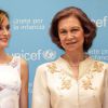 La reine Letizia d'Espagne remet un prix à la reine Sofia à l'Unicef de Madrid le 23 juin 2015.