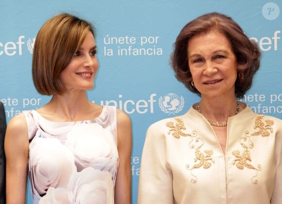La reine Letizia d'Espagne remet un prix à la reine Sofia à l'Unicef de Madrid le 23 juin 2015.