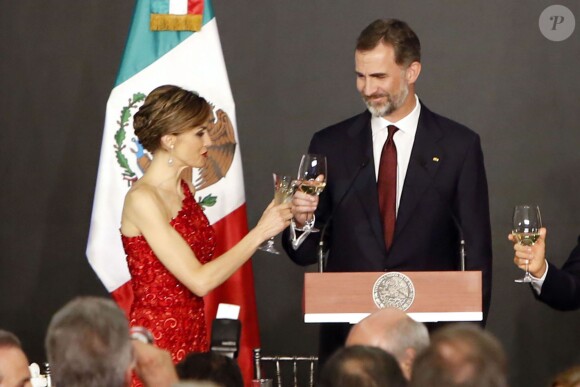 Le roi d'Espagne Felipe VI et sa femme Letizia lors du dîner de gala organisé par le président du Mexique Enrique Pena Nieto et la première dame Angelica Rivera au palais national de Mexico lors de la visite officielle du roi Felipe VI et la reine Letizia d'Espagne au Mexique le 29 juin 2015.  