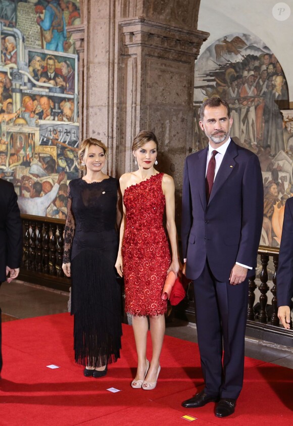 Angélica Rivera, la reine Lezizia d'Espagne, le roi Felipe VI d'Espagne - Dîner au palais national de Mexico lors de la visite officielle du roi Felipe VI et la reine Letizia d'Espagne au Mexique le 29 juin 2015.  