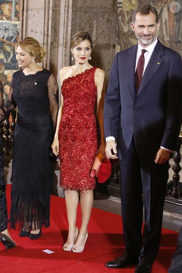 Angélica Rivera, la reine Lezizia d'Espagne, le roi Felipe VI d'Espagne - Dîner au palais national de Mexico lors de la visite officielle du roi Felipe VI et la reine Letizia d'Espagne au Mexique le 29 juin 2015 