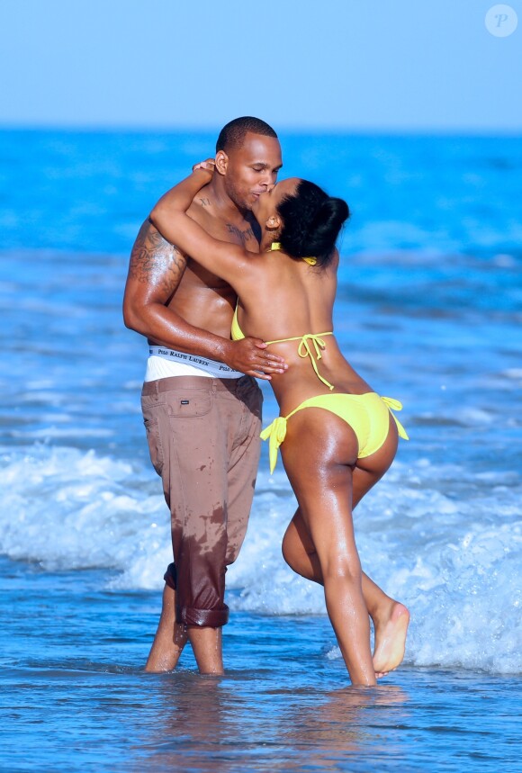 La chanteuse Samantha Mumba et son mari Torray Scales se baignent sur une plage de Miami. Juin 2015.