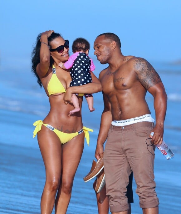 Samantha Mumba, son mari Torray Scales et leur fille Sage en vacances à Miami. Juin 2015.
