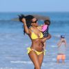 Samantha Mumba et sa fille Sage s'éclatent sur une plage de Miami. Juin 2015.
