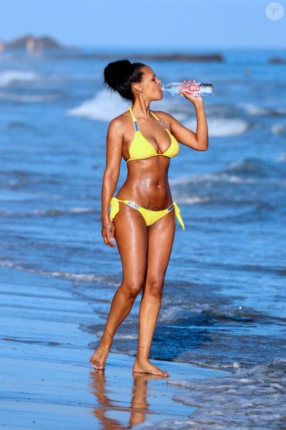 Samantha Mumba, craquante en bikini jaune, profite d'un après-midi ensoleillé sur une plage de Miami. Juin 2015.