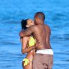 La chanteuse Samantha Mumba et son mari Torray Scales se baignent sur une plage de Miami. Juin 2015.