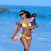 Samantha Mumba et sa fille Sage s'éclatent sur une plage de Miami. Juin 2015.