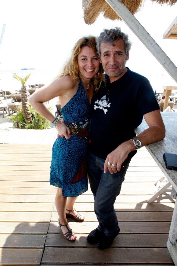Manuel Gélin et sa compagne Juliette Meyniac - People sur la plage Bianca lors du 11ème festival "Les Hérault du cinéma et de la télé 2014" au Cap d'Agde, le 5 juillet 2014.