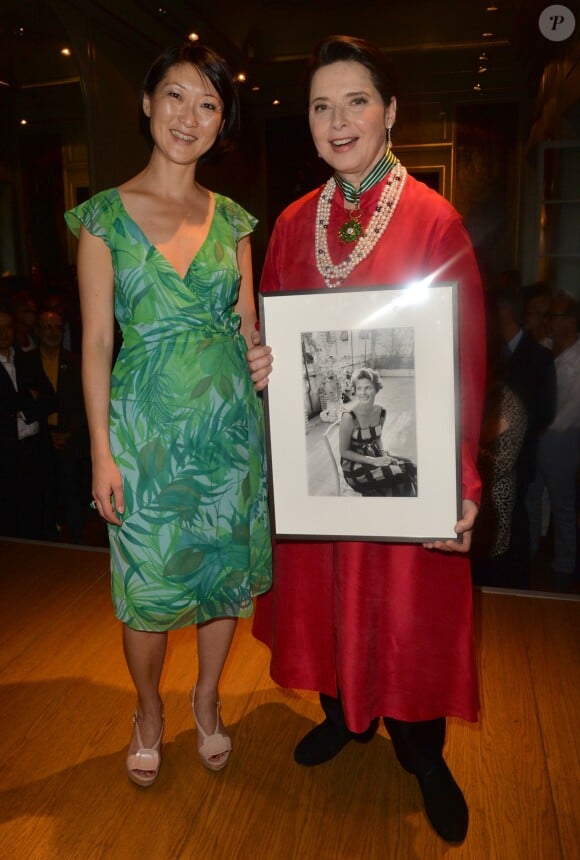 Exclusif - Fleur Pellerin, Isabella Rossellini (posant avec le portrait de sa mère Ingrid Bergman) - Cérémonie de remise d'insignes de Commandeur de l'Ordre des Arts et des Lettres à Isabella Rossellini dans le salon Roger Blin au théâtre de l'Odéon à Paris, le 30 juin 2015. 
