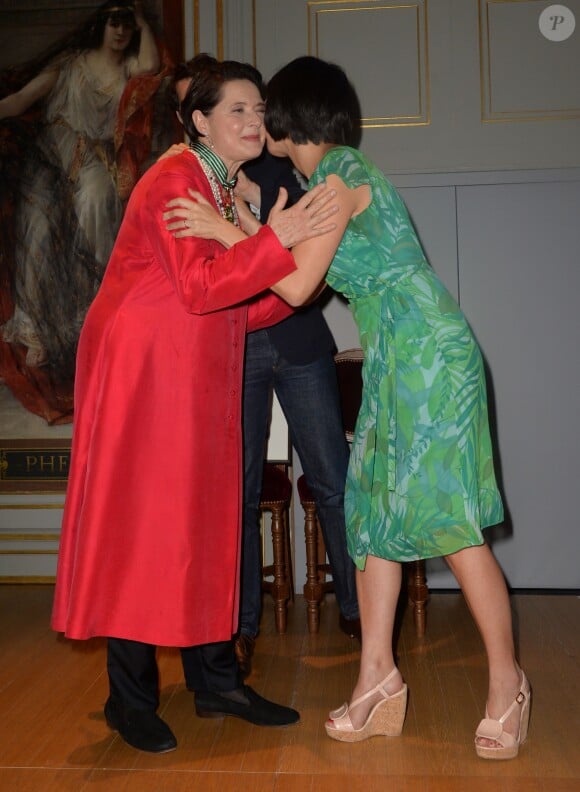 Exclusif - Fleur Pellerin, Isabella Rossellini - Cérémonie de remise d'insignes de Commandeur de l'Ordre des Arts et des Lettres à Isabella Rossellini dans le salon Roger Blin au théâtre de l'Odéon à Paris, le 30 juin 2015. 