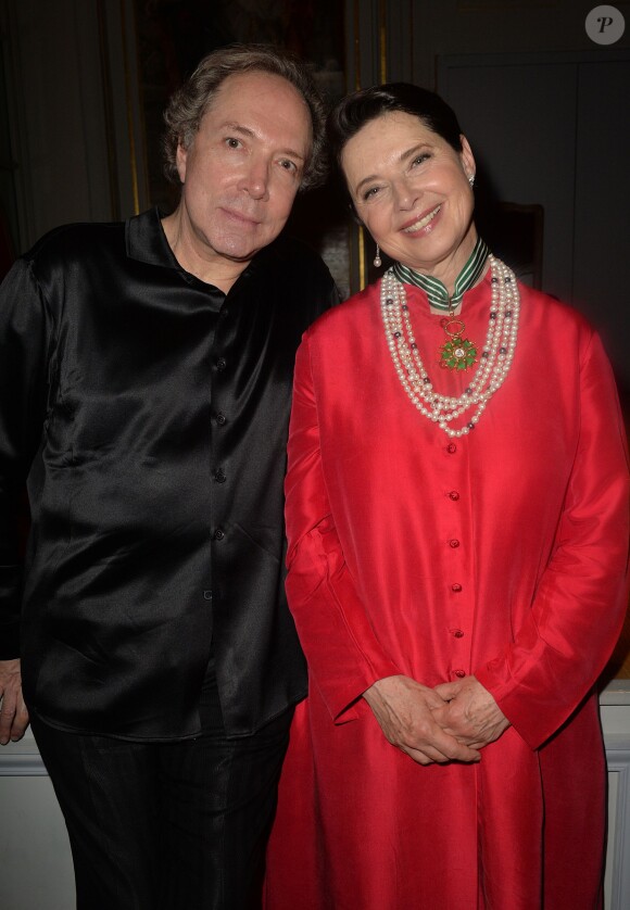 Exclusif - Jean-Paul Scarpitta et Isabella Rossellini - Cérémonie de remise d'insignes de Commandeur de l'Ordre des Arts et des Lettres à Isabella Rossellini dans le salon Roger Blin au théâtre de l'Odéon à Paris, le 30 juin 2015.
