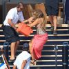 Mariah Carey rattrapée de justesse alors qu'elle chute dans l'escalier de l'Arctic le 1er juillet 2015 