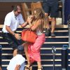 Mariah Carey rattrapée de justesse alors qu'elle chute dans l'escalier de l'Arctic le 1er juillet 2015