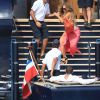 Mariah Carey rattrapée de justesse alors qu'elle chute dans l'escalier de l'Arctic le 1er juillet 2015. 