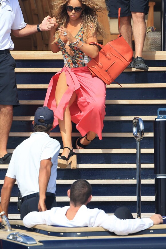 Mariah Carey trébuche dans l'escalier à la descente du yacht Arctic à Formentera le 1er juillet 2015 