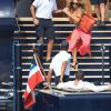Mariah Carey trébuche dans l'escalier à la descente du yacht Arctic à Formentera le 1er juillet 2015  