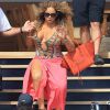 Mariah Carey trébuche dans l'escalier à la descente du yacht Arctic à Formentera le 1er juillet 2015