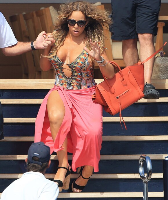 Mariah Carey trébuche dans l'escalier à la descente du yacht Arctic à Formentera le 1er juillet 2015