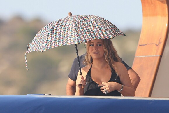 Mariah Carey s'abrite du soleil sur le pont du Yacht Arctic à Ibiza le 30 juin 2015. 