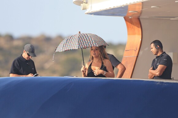 Mariah Carey s'abrite du soleil sur le pont du Yacht Arctic à Ibiza le 30 juin 2015.  