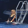 Mariah Carey, en vacances à Ibiza sur le bateau Arctic de son compagnon James Packer prend un petit bain de mer rapide dans une combinaison qui souligne de près les courbes de son corps 