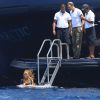 Mariah Carey, en vacances à Ibiza sur le bateau Arctic de son compagnon James Packer prend un petit bain de mer rapide dans une combinaison qui souligne de près les courbes de son corps. 