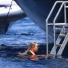 Mariah Carey, en vacances à Ibiza sur le bateau Arctic de son compagnon James Packer prend un petit bain de mer rapide dans une combinaison qui souligne de près les courbes de son corps.  