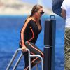 Mariah Carey, en vacances à Ibiza sur le bateau Arctic de son compagnon James Packer prend un petit bain de mer rapide dans une combinaison qui souligne de près les courbes de son corps. 