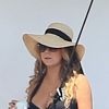 La chanteuse Mariah Carey sirote une boisson sur le pont de son yacht pendant son séjour à Ibiza le 30 juin 2015 