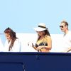 La chanteuse Mariah Carey sirote une boisson sur le pont de son yacht pendant son séjour à Ibiza le 30 juin 2015