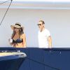 La chanteuse Mariah Carey sirote une boisson sur le pont de son yacht pendant son séjour à Ibiza le 30 juin 2015  