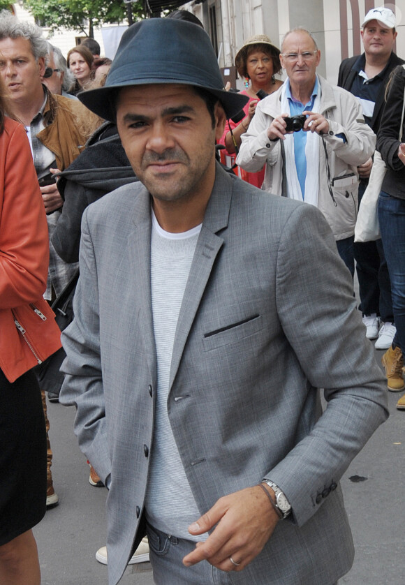 Jamel Debbouze quitte les studios de RTL à Paris le 23 juin 2015.