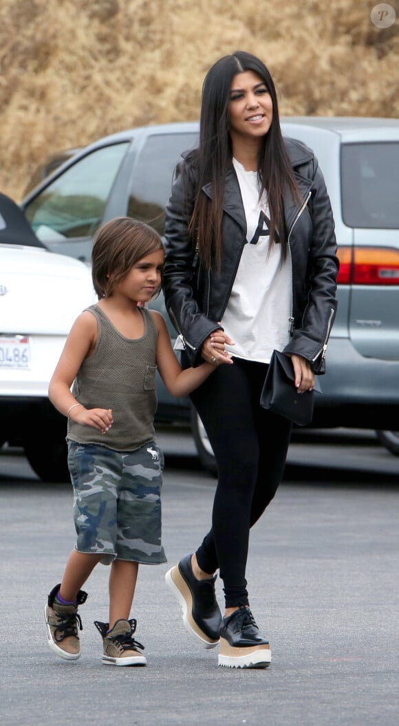 Kourtney Kardashian et son fils Mason - La famille Kardashian tourne un épisode de son émission de télé-réalité à Calabasas, le 1er juillet 2015 