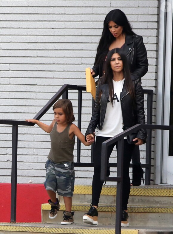La famille Kardashian tourne un épisode de son émission de télé-réalité à Calabasas, le 1er juillet 2015