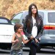  Kourtney Kardashian et son fils - La famille Kardashian tourne un &eacute;pisode de son &eacute;mission de t&eacute;l&eacute;-r&eacute;alit&eacute; &agrave; Calabasas, le 1er juillet 2015 