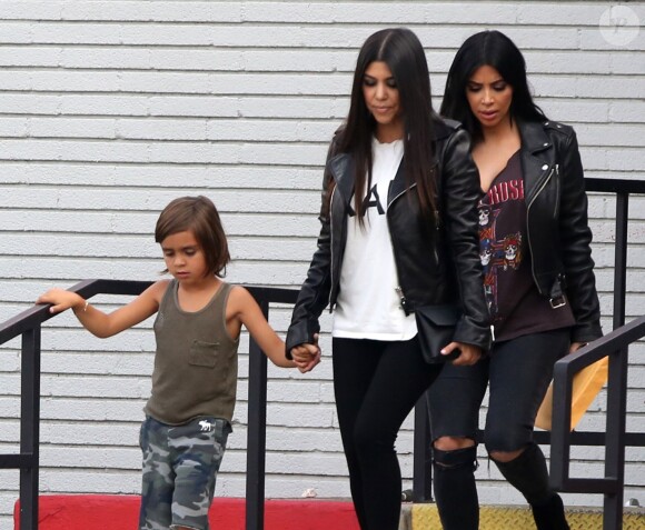 Kim et Kourtney Kardashian tourne un épisode de son émission de télé-réalité à Calabasas, le 1er juillet 2015