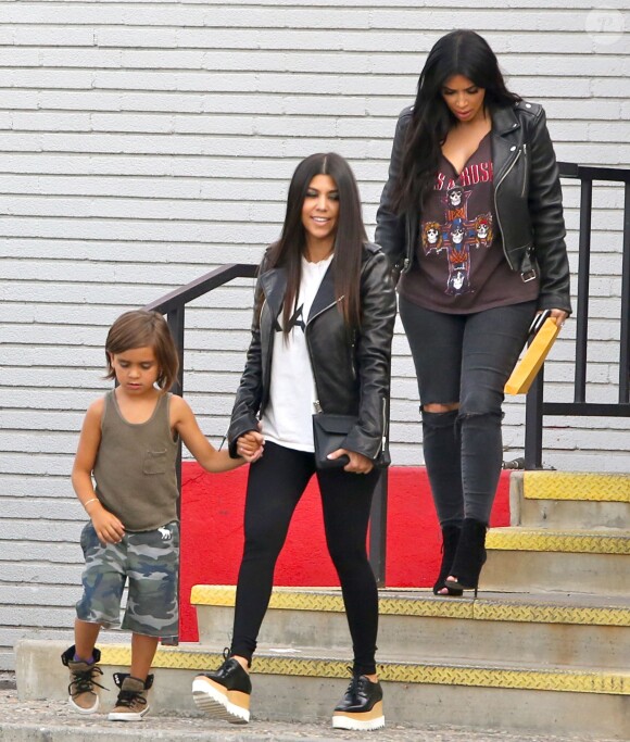 La famille Kardashian tourne un épisode de son émission de télé-réalité à Calabasas, le 1er juillet 2015