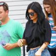  Kylie Jenner - La famille Kardashian tourne un &eacute;pisode de son &eacute;mission de t&eacute;l&eacute;-r&eacute;alit&eacute; &agrave; Calabasas, le 1er juillet 2015 