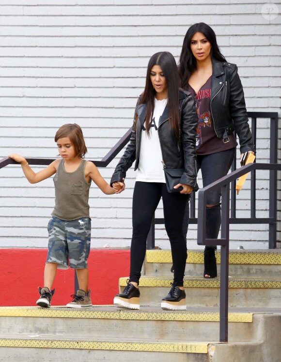 Kim et Kourtney Kardashian - La famille Kardashian tourne un épisode de son émission de télé-réalité à Calabasas, le 1er juillet 2015