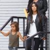 Kourtney Kardashian et son fils Mason  - La famille Kardashian tourne un épisode de son émission de télé-réalité à Calabasas, le 1er juillet 2015