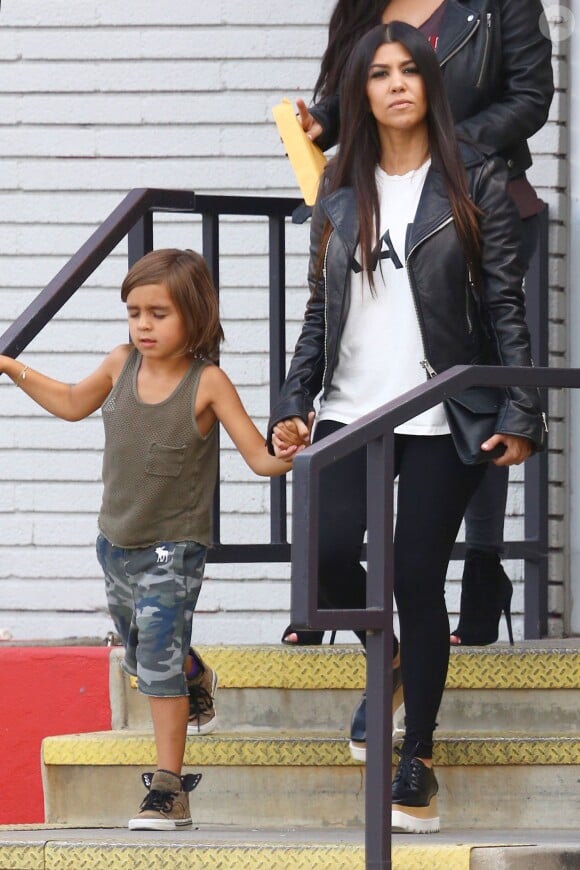 Kourtney Kardashian et son fils Mason  - La famille Kardashian tourne un épisode de son émission de télé-réalité à Calabasas, le 1er juillet 2015