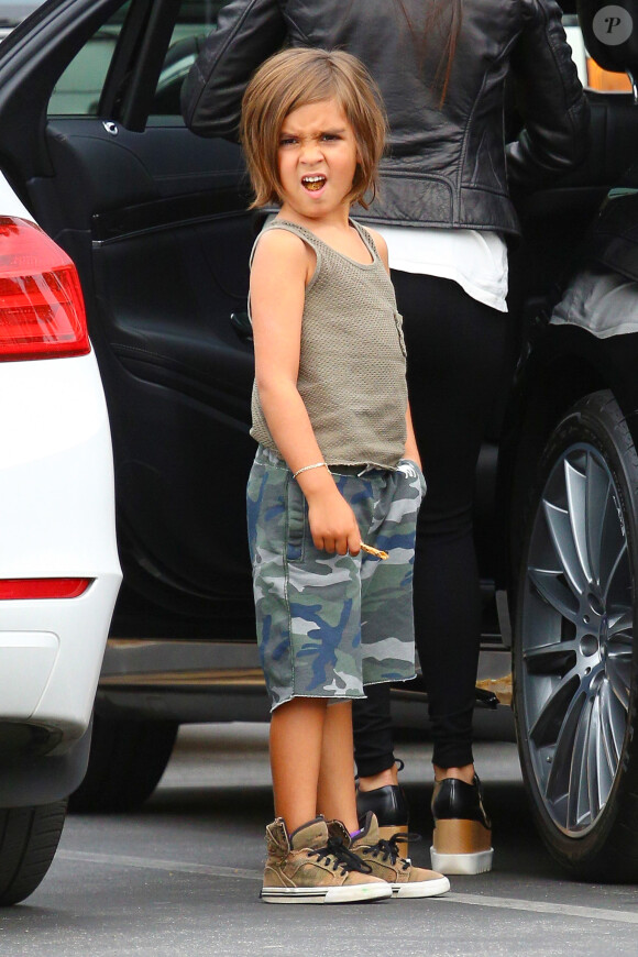 Mason, le fils de Kourtney Kardashian - La famille Kardashian tourne un épisode de son émission de télé-réalité à Calabasas, le 1er juillet 2015