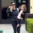  Kourtney Kardashian et sa fille Penelope - Kourtney Kardashian et sa fille Penelope retrouvent Scott Disick apr&egrave;s le cours de danse de la petite &agrave; Tarzana le 21 mai 2015. 