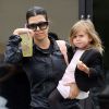 Kourtney Kardashian et sa fille Penelope - Kourtney Kardashian et sa fille Penelope retrouvent Scott Disick après le cours de danse de la petite à Tarzana le 21 mai 2015.