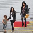  Kourtney Kardashian, son fils Mason, et ses soeurs Kim Kardashian (enceinte), Khloe Kardashian et Kylie Jenner se rendent au bowling lors du tournage de leur t&eacute;l&eacute;-r&eacute;alit&eacute; "Keeping Up with the Kardashians" &agrave; Calabasas, le 1er juillet 2015.&nbsp;  