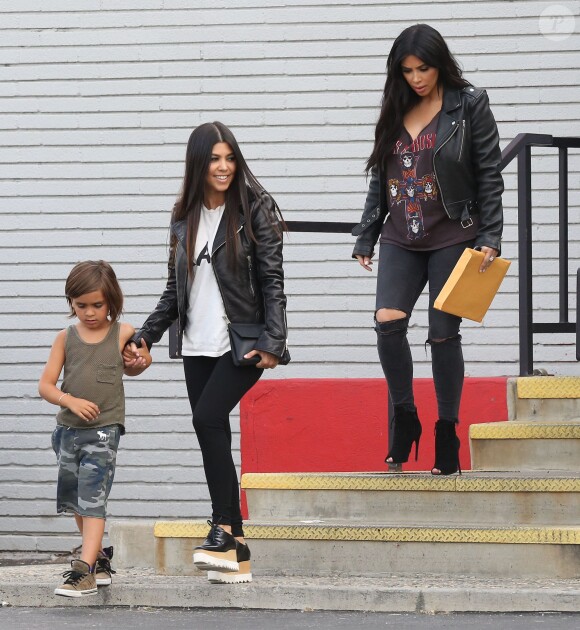 Kourtney Kardashian, son fils Mason, et ses soeurs Kim Kardashian (enceinte), Khloe Kardashian et Kylie Jenner se rendent au bowling lors du tournage de leur télé-réalité "Keeping Up with the Kardashians" à Calabasas, le 1er juillet 2015.  