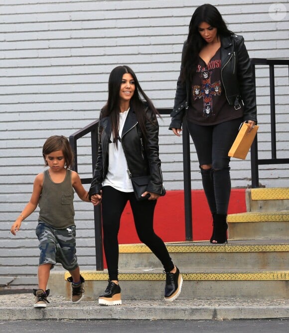 Kourtney Kardashian, son fils Mason, et ses soeurs Kim Kardashian (enceinte), Khloe Kardashian et Kylie Jenner se rendent au bowling lors du tournage de leur télé-réalité "Keeping Up with the Kardashians" à Calabasas, le 1er juillet 2015.  